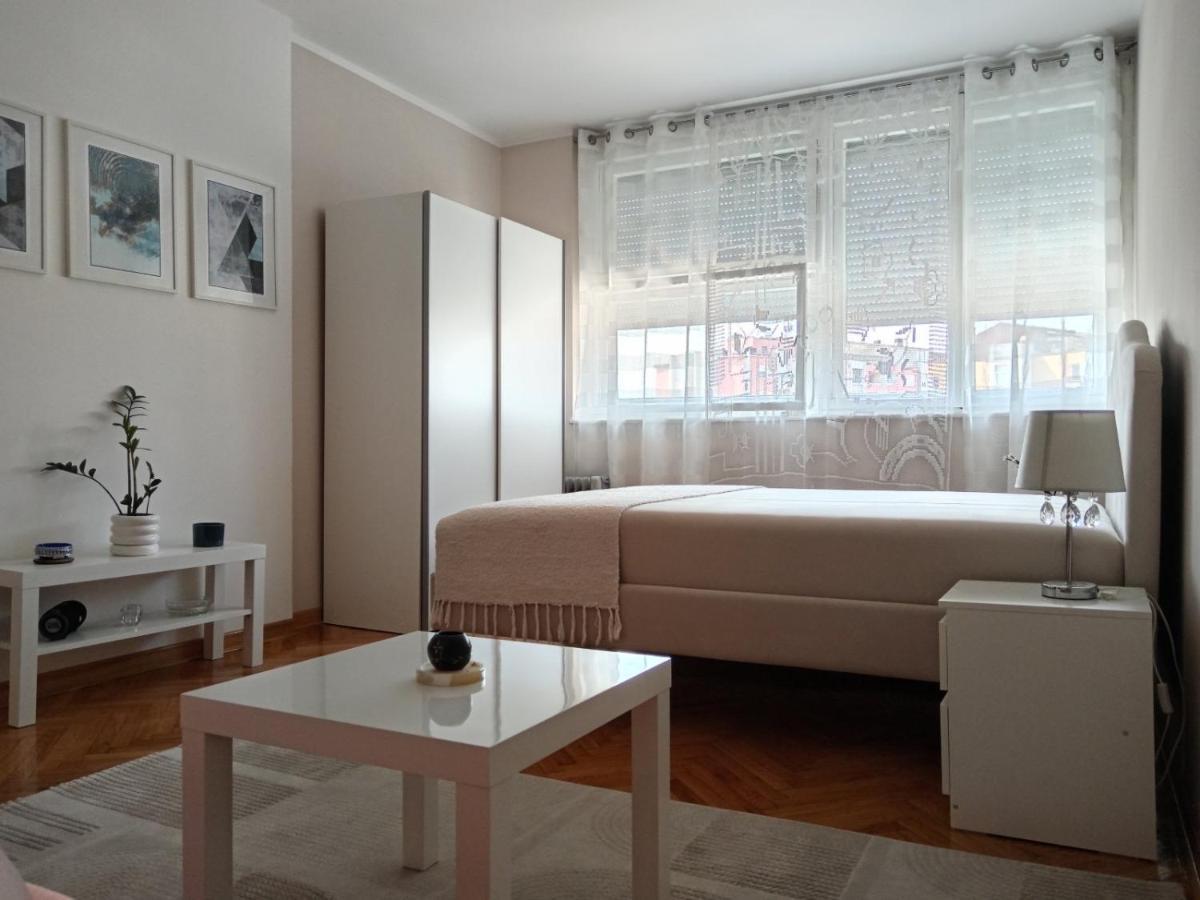 Red Square Apartment Pirot Exterior foto